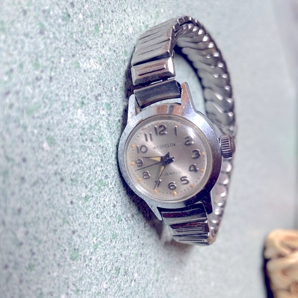 Vintage working keeps time Westclox wind up watch 17 Jewels stretch band - Picture 1 of 6